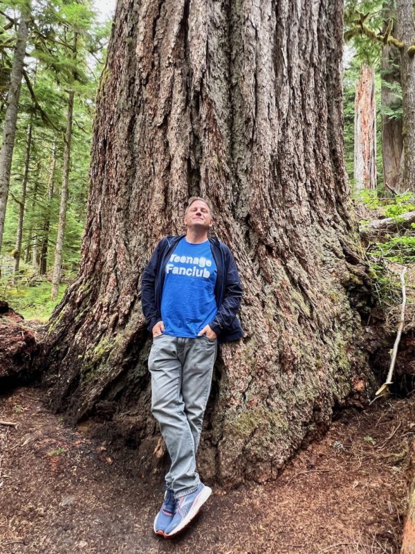 Autor Ralf Johnen im Teenage-Fanclub-T-Shirt vor einem Mammutbaum in Washington State