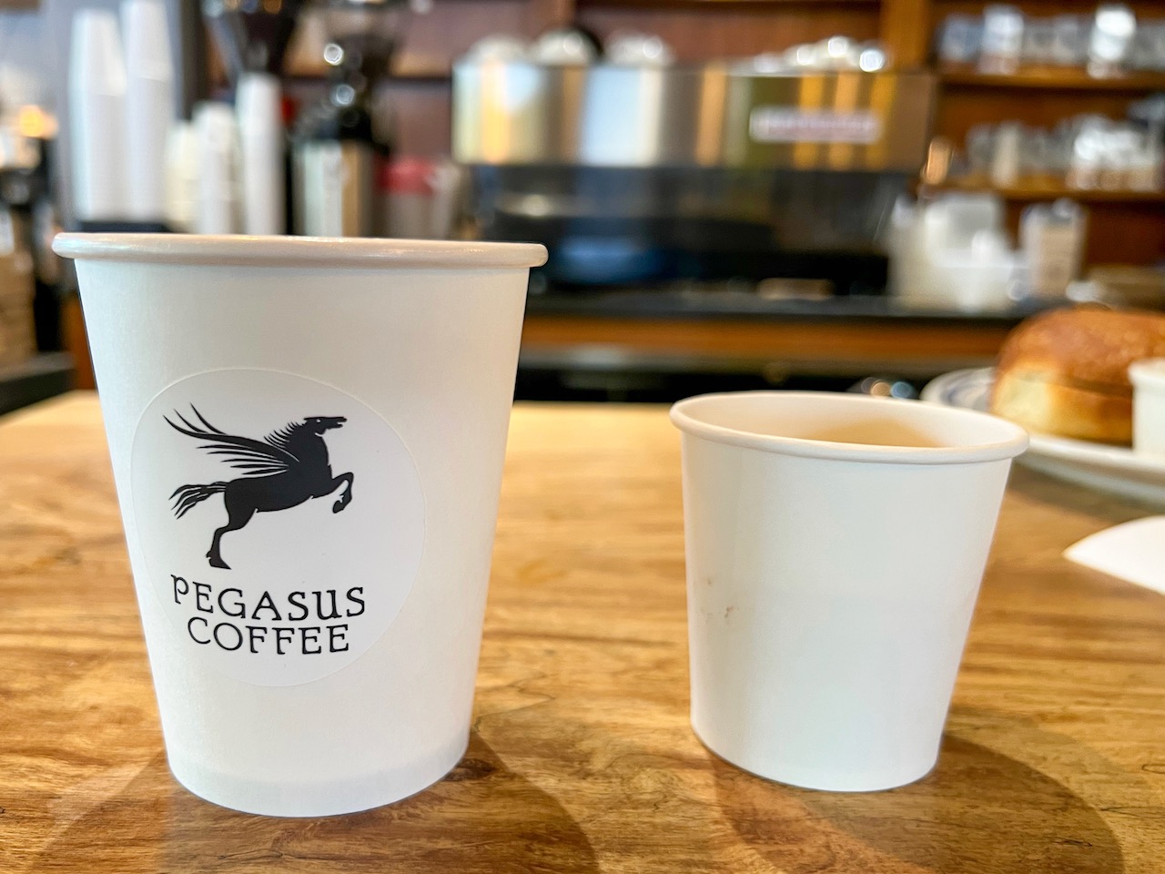 Kaffeebecher mit der Aufschrift von Pegasus Coffee auf Bainbridge Island