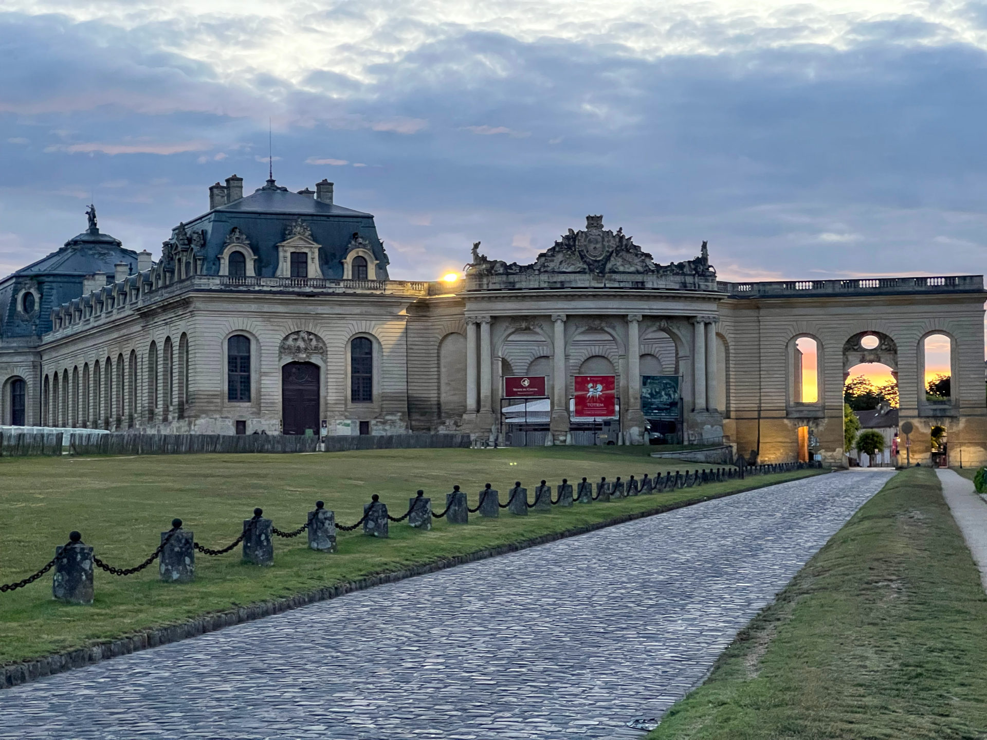 Schloss mit Pferdemuseum mit Kopfsteinpflasterstraße in Chantilly