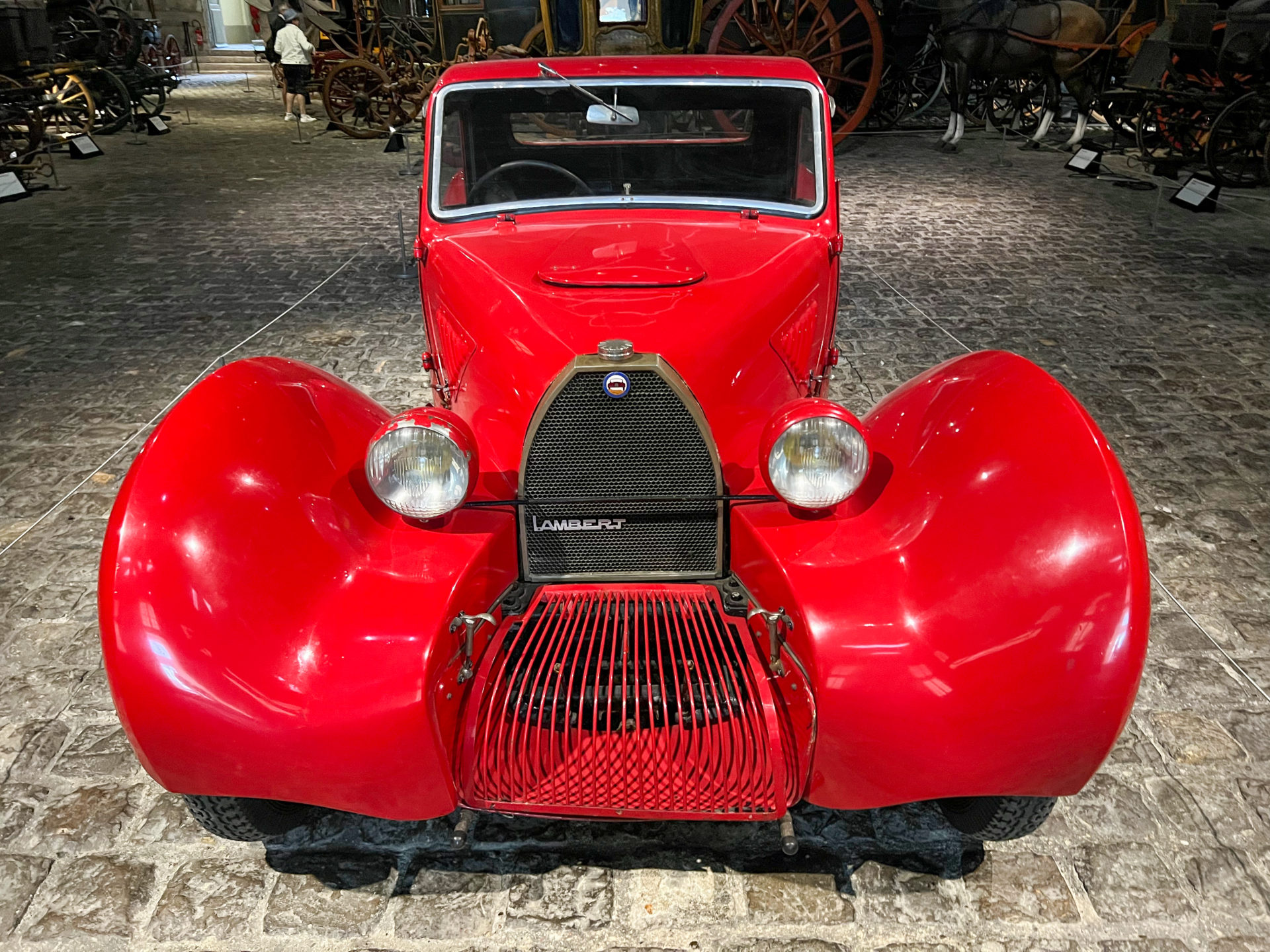 Ein roter Oldtimer vom Typ Lambert im Automuseum von Compiegne