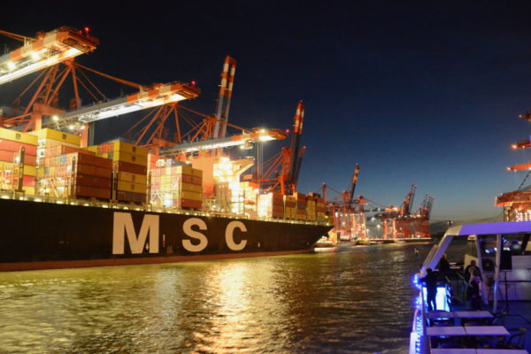 Containerschiff von MSC im Hamburger Hafen