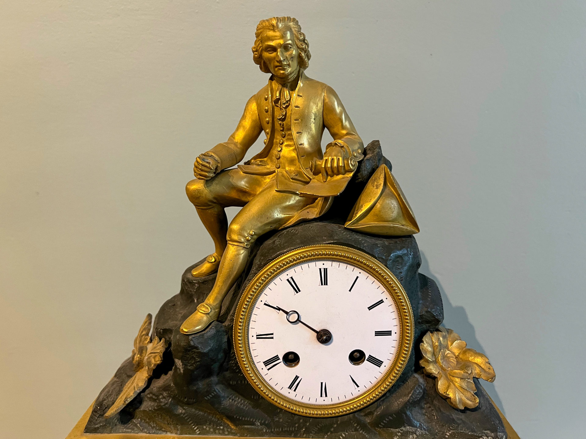 Statue von Jean-Jacques Rousseau auf einer goldenen Uhr, gesehen im Museum der Domaine de Chaalis