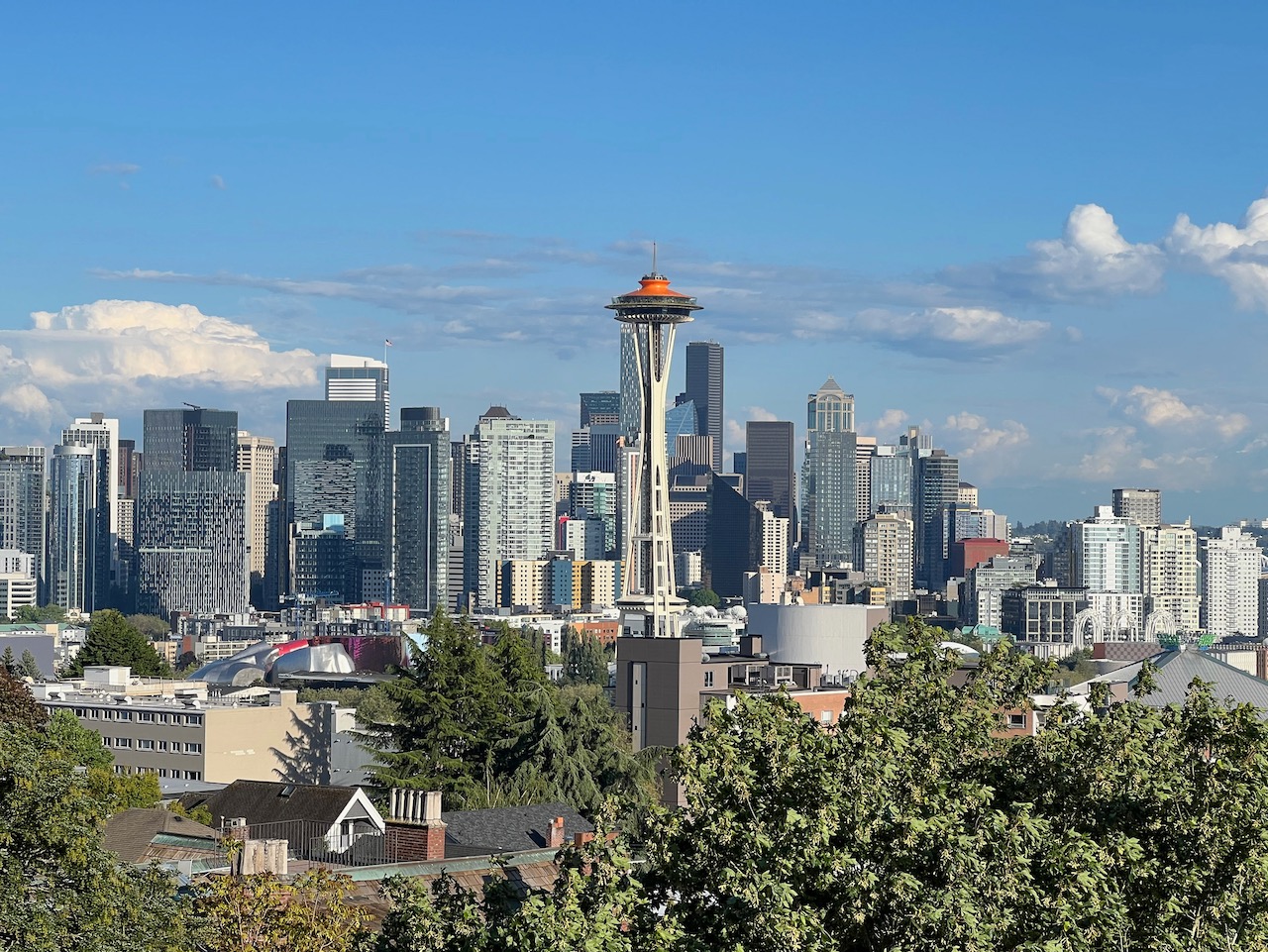 Space Needle in Seattle mit Wolkenkratzern