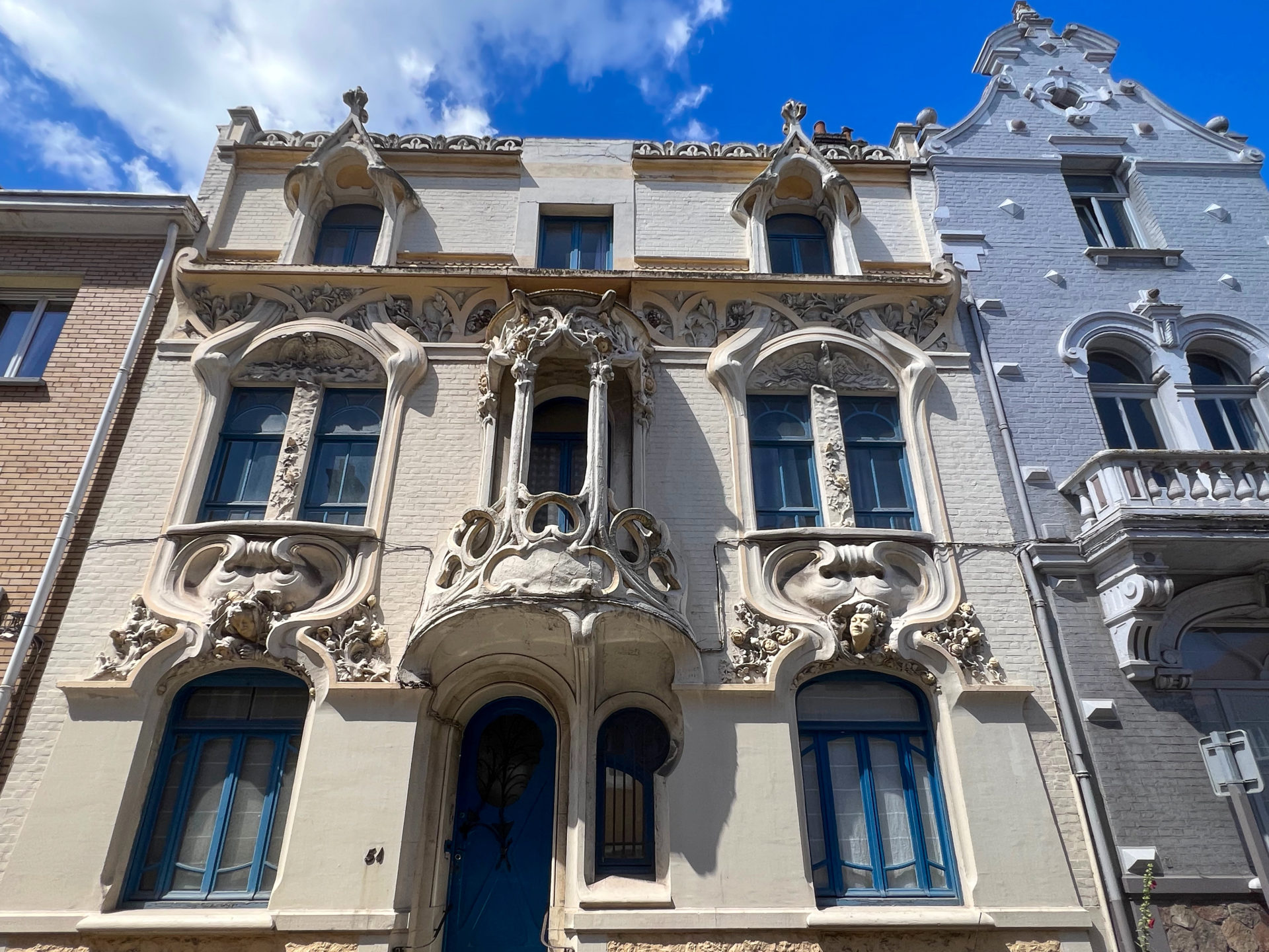 Art-déco-Fassade mit Erkern und Balkon in Dünkirchen