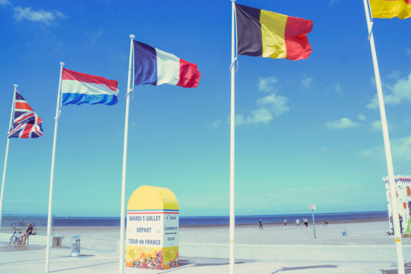 Flaggen am Strand von Dünkirchen vor dem Start der Tour de France 2022