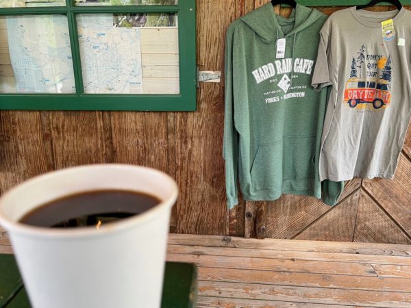 Kaffeebecher im Hard Rain Café in Washington State mit T-Shirts, Hoodies und anderem Merchandise