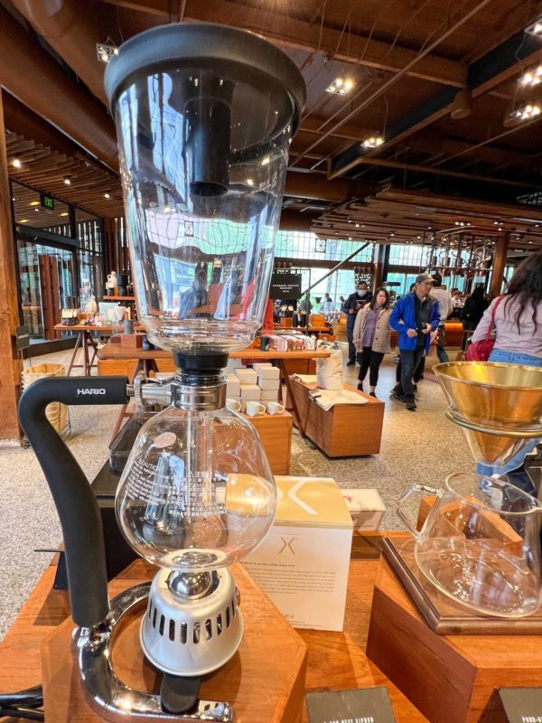 Avantgardistische Gerätschaften für das Aufbrauen von Kaffee bei Starbucks Reserve in Seattle