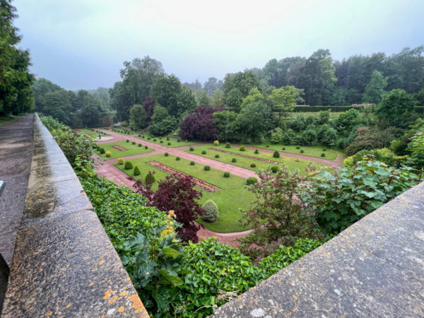 Klostergarten von Saint-Omer mit Mauern und Büschen