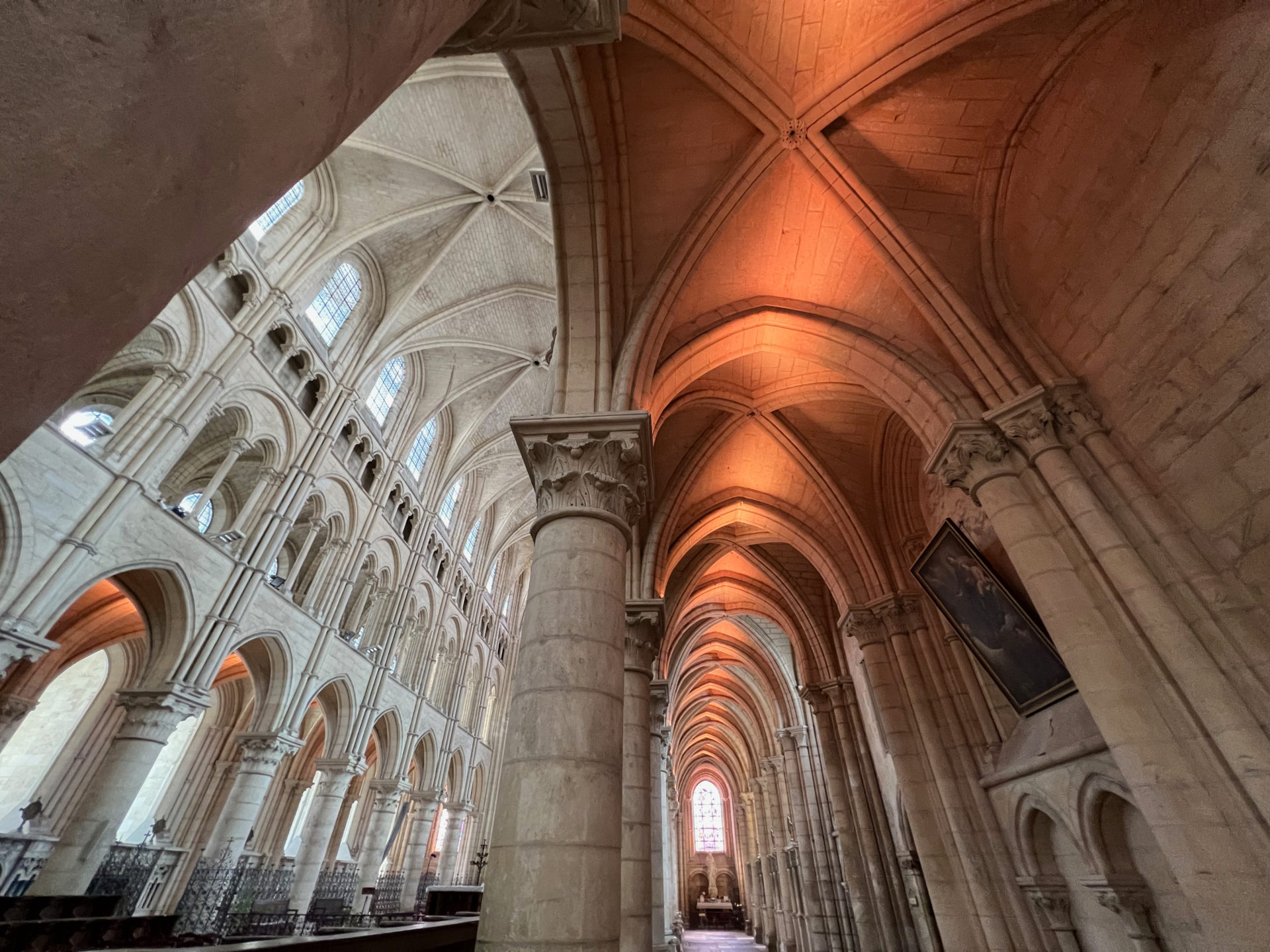 Weitwinkelaufnahme der Kathedrale von Laon mit rot erleuchteten Gewölben