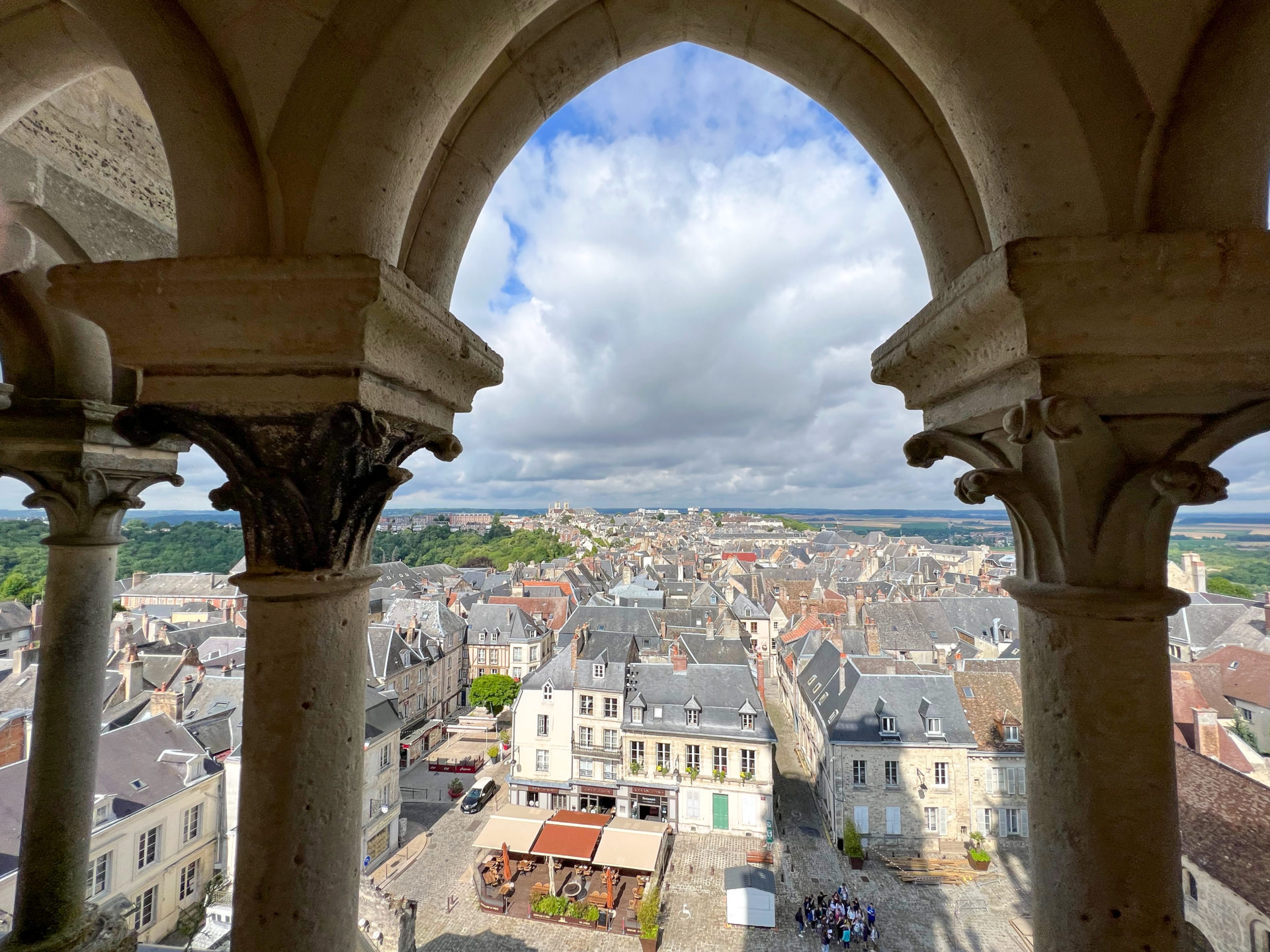 Blick aus einem Turm der Kathedrale von Laon auf das Umland