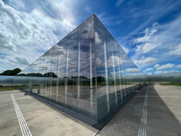 Eine Glasfassade mit rechten Winkeln bestimmt das Äußere des Louvre Lens
