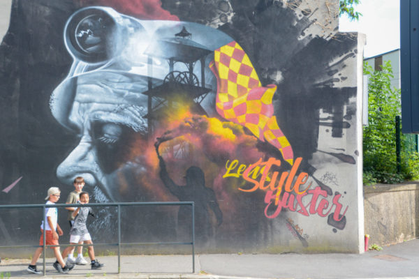 Street Art mit Bergmann und Kindern in der französischen Industriestadt Lens