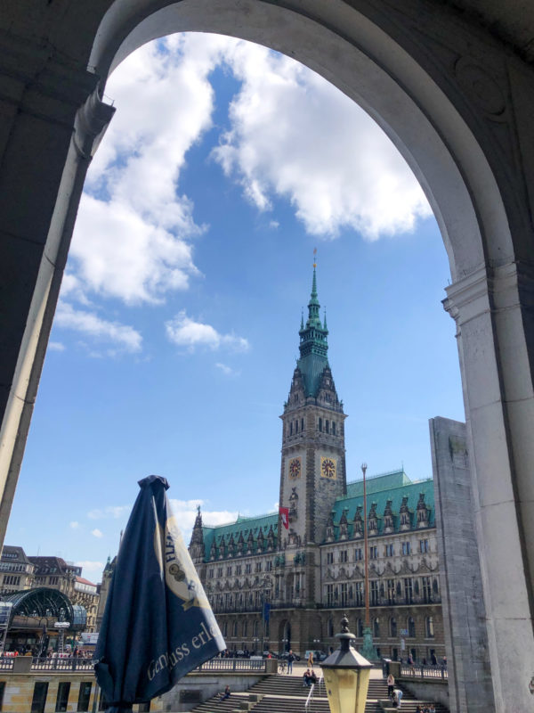 Das Hamburger Rathaus am Neuen Wall an der Alten Alster