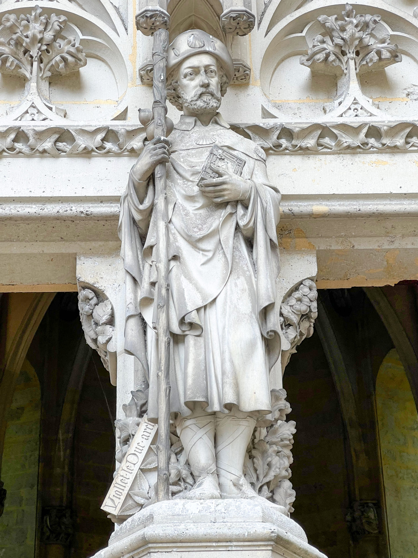 Statue des Architekten Eugene Viollet-le-Duc an der Fassade des Schlosses Pierrefonds