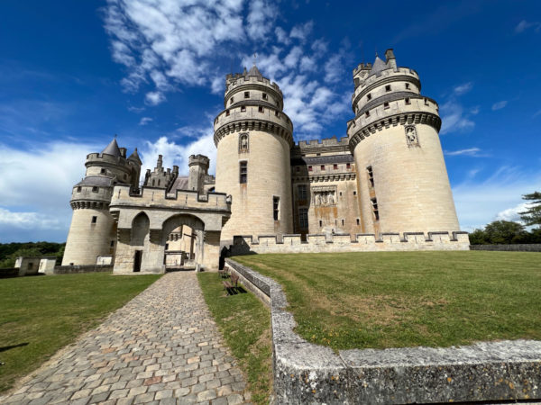 Außenansicht des Schlosses von Pierrefonds vor blauem Himmel