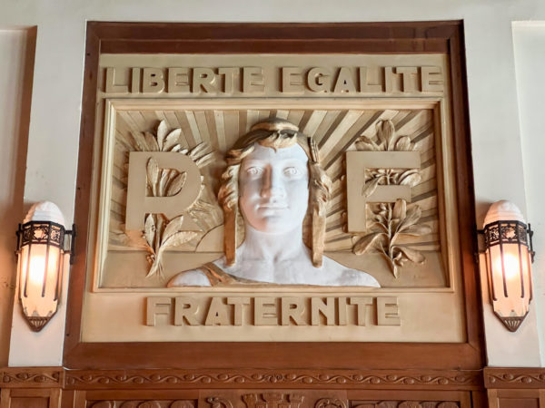 Art-déco-Version des Schriftzuges Egalité, Liberté und Fraternité im Rathaus von Saint-Quentin