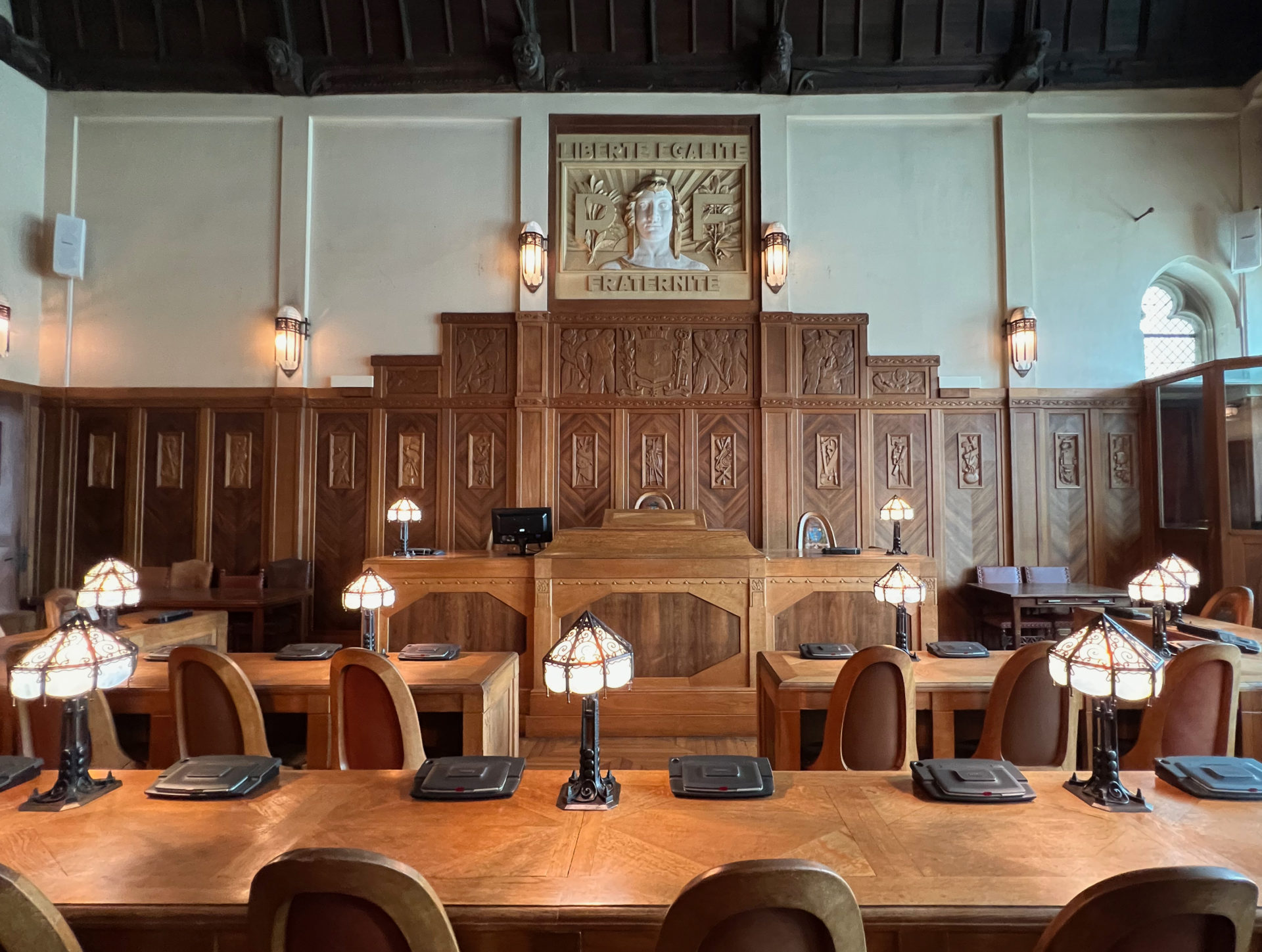 Art-déco-Elemente im Ratssaaal von Saint-Quentin mit Lampen, Tischen und Stühlen