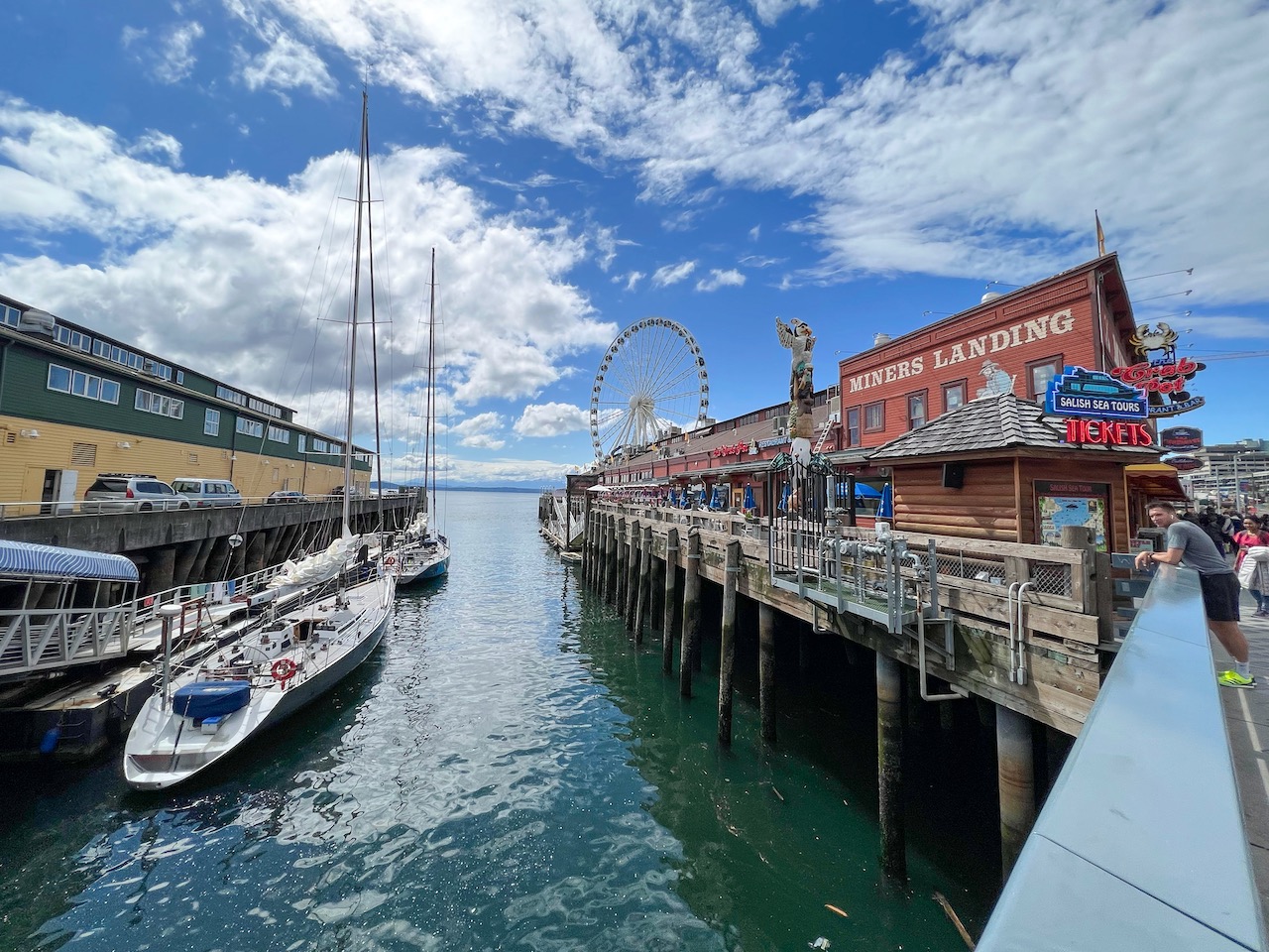 Die Waterfront von Seattle mit Riesenrad und Segelboot