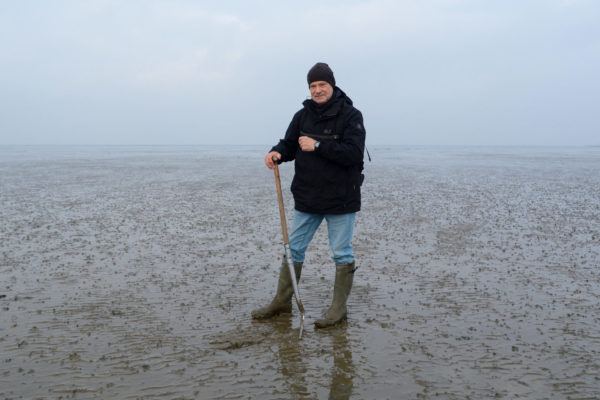 Biologe Bernd Koopmanns im Wattenmeer vor der Küste von Neuharlingersiel