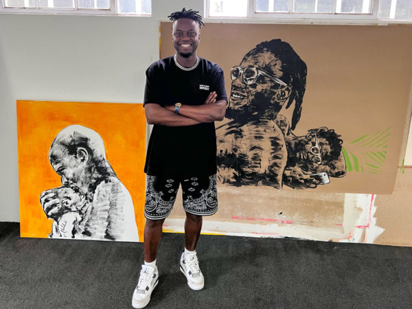 Fhatuwani Makheli vor zwei seiner Werken in seinem Atelier in Johannesburg