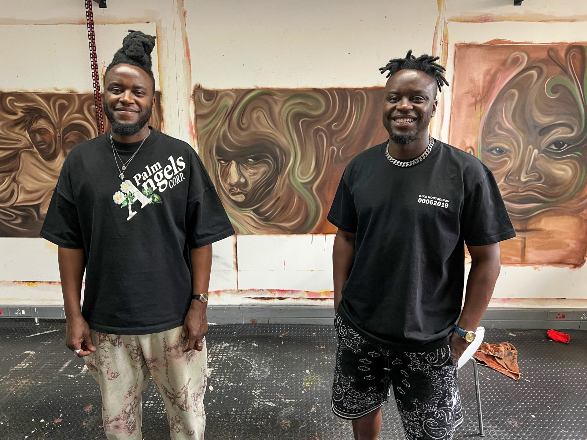 Künstler Fhatuwani Makheli und sein Bruder im Atelier in Johannesburg