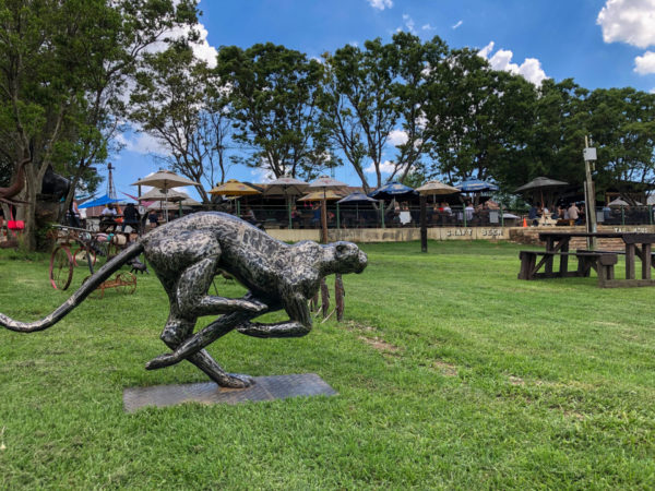 Skulptur eines Geparden im Riversands Farm Village bei Johannesburg