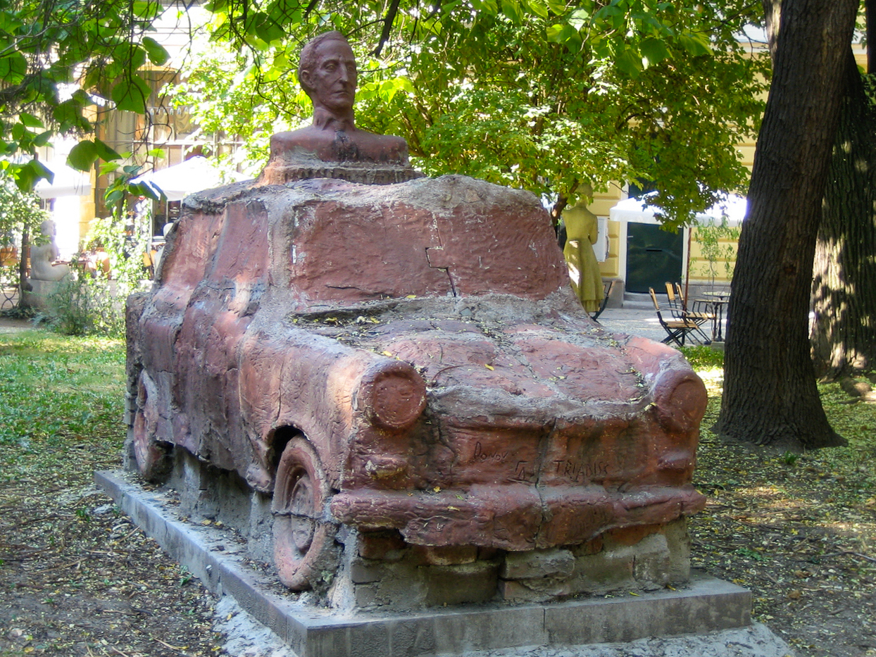 Ein zur Skulptur verarbeiteter Trabant mit Büste unter einer Kastanie in Sofia