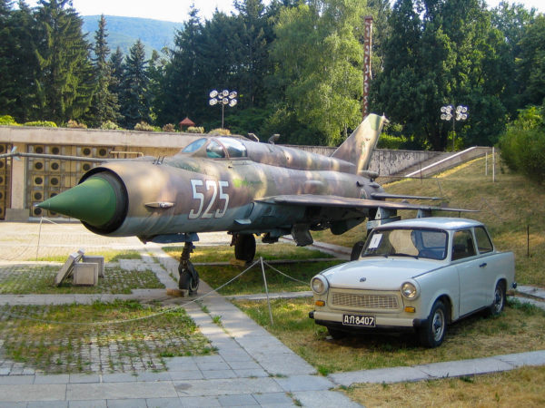 Ein Kampfjet und ein Trabant vor dem bulgarischen Nationalemuseum