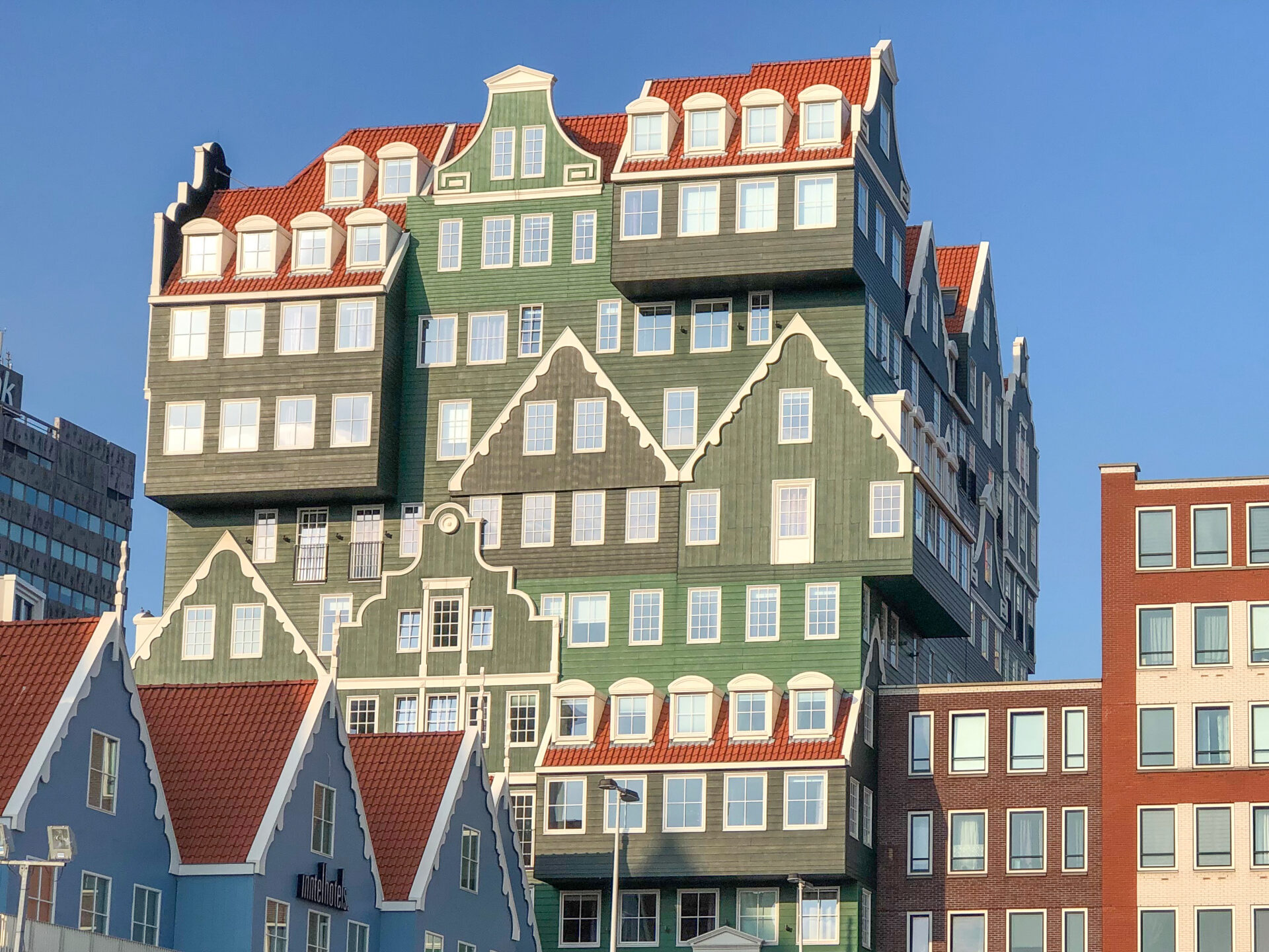 Das Inntel Hotel in Zaandam besticht durch seine experimentelle Fassade, in der allerlei altholländische Häuschen verarbeitet scheinen