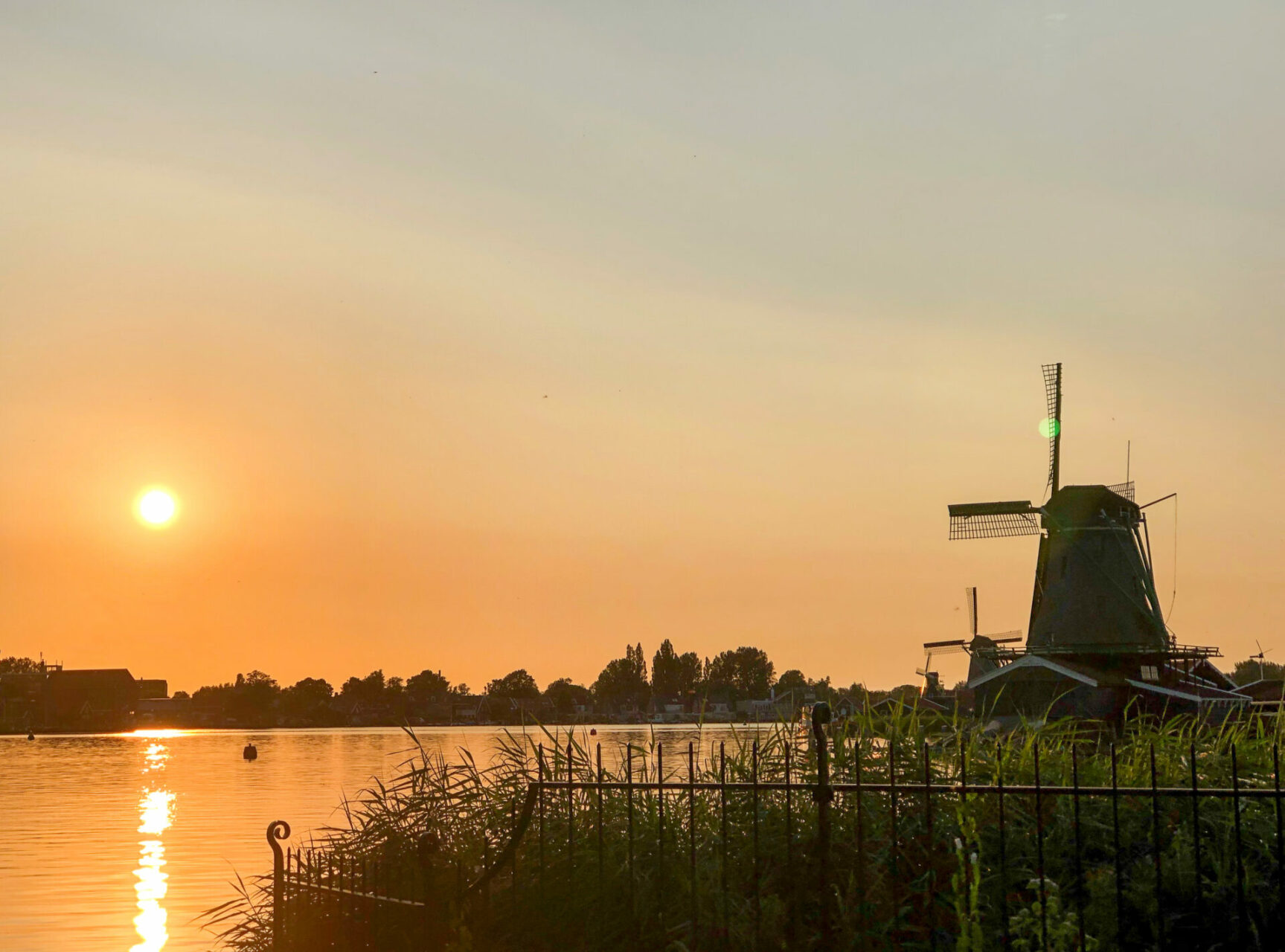Sonnenuntergang über der Zaan mit drei Windmühlen