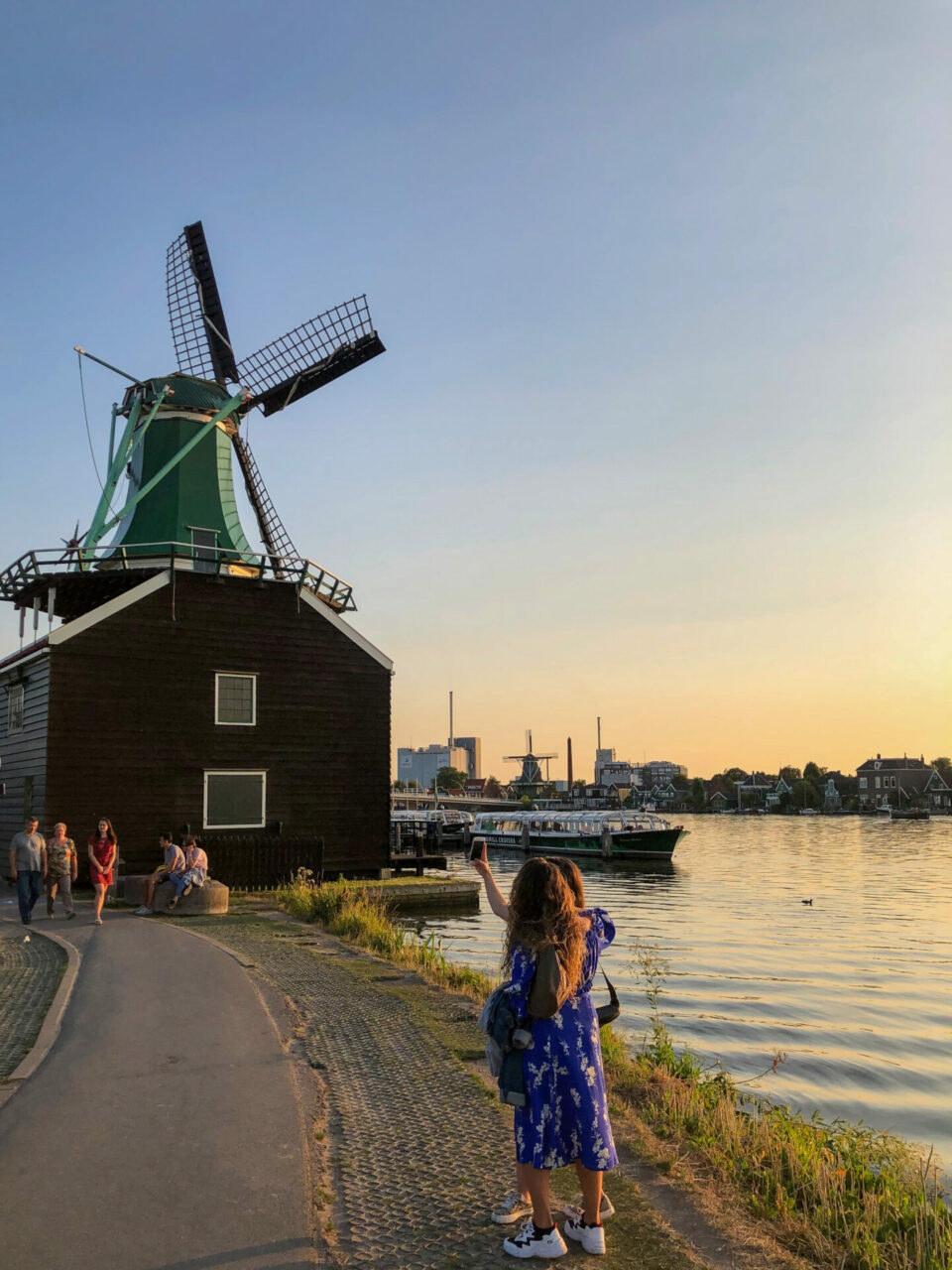 Touristinnen machen ein Selfie im Abendlicht am Fluss Zaan