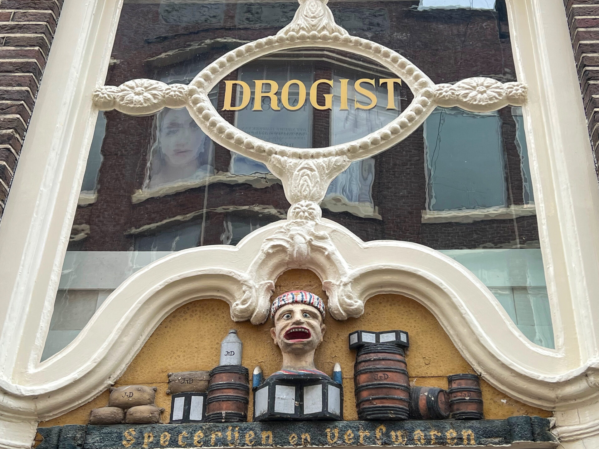 Alte Drogerie mit Artdéco-Verzierung in Zwolle