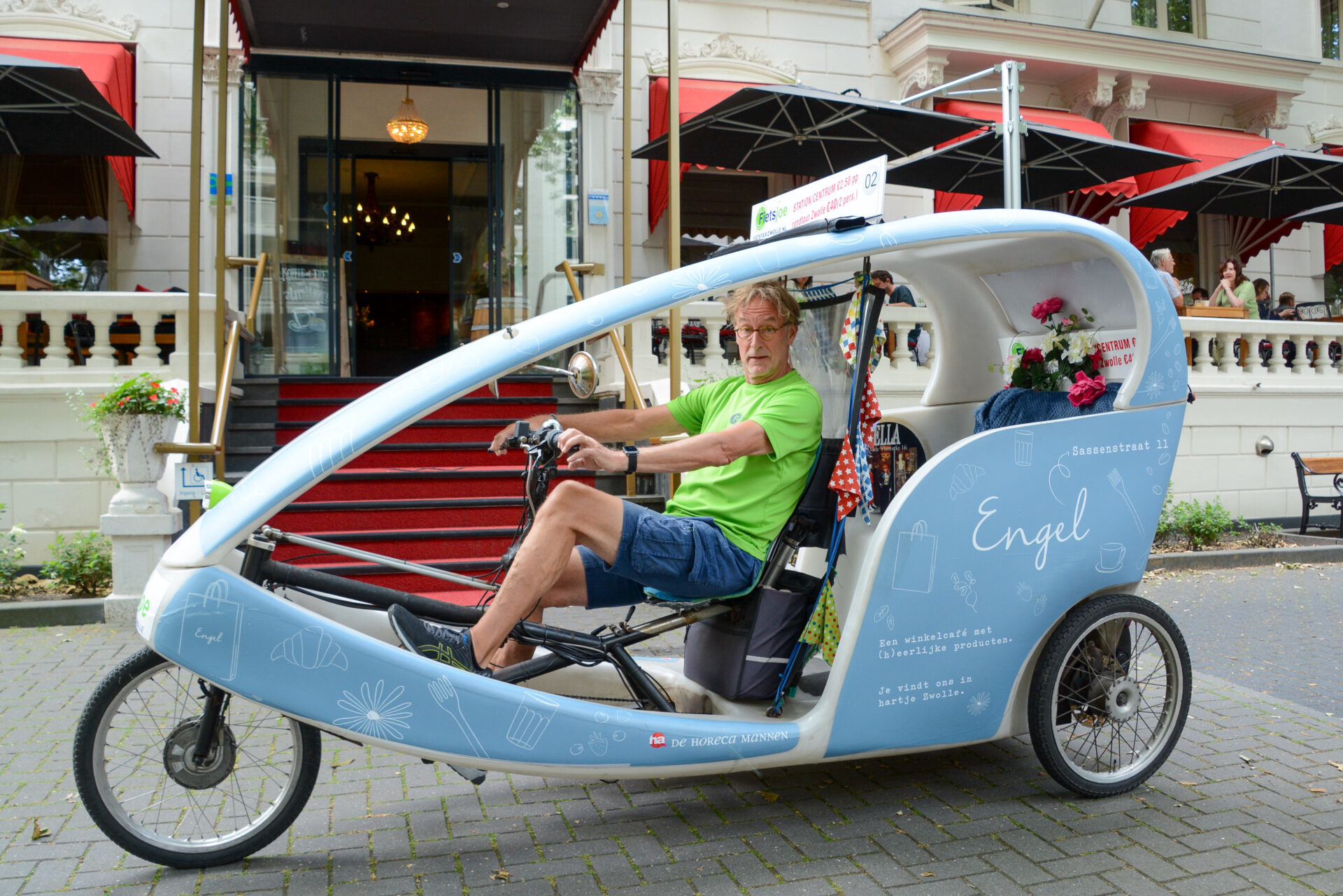 Unternehmer Arjan besitzt eine kleine Flotte Fahrradtaxis in Zwolle
