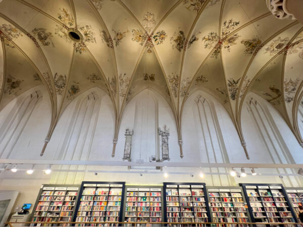 Die Buchhandlung Van de Velde in Zwolle befindet sich in einer Kirche und gehört zu den schönsten Europas