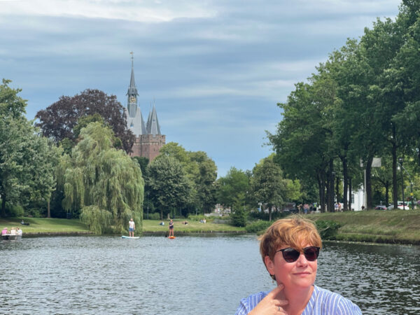Junge Frau an Bord eines Ausflugsbootes beim Städtetrip nach Zwolle