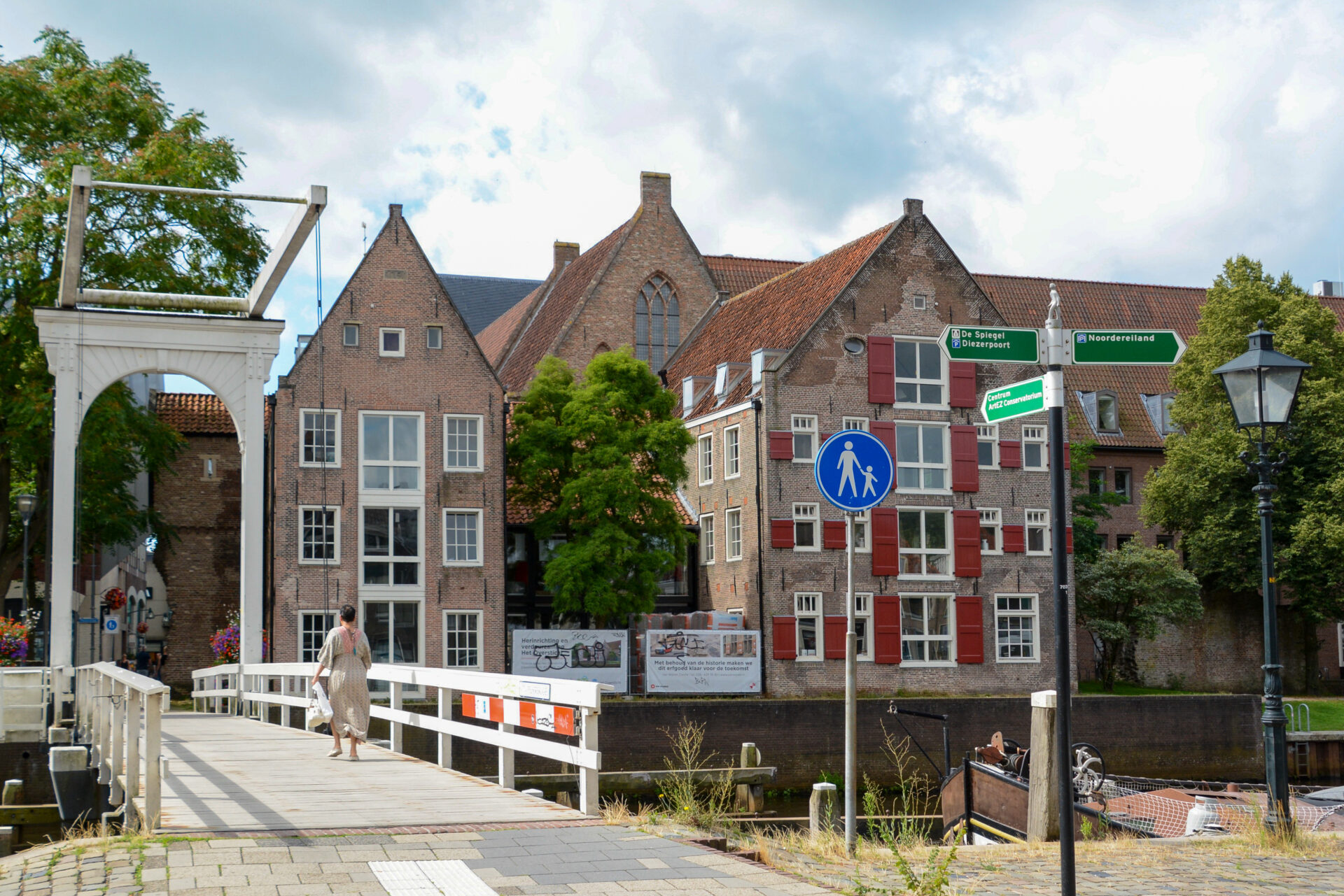 Holzbrücke mit historischen Packhäusern beim Hansejahr in Zwolle