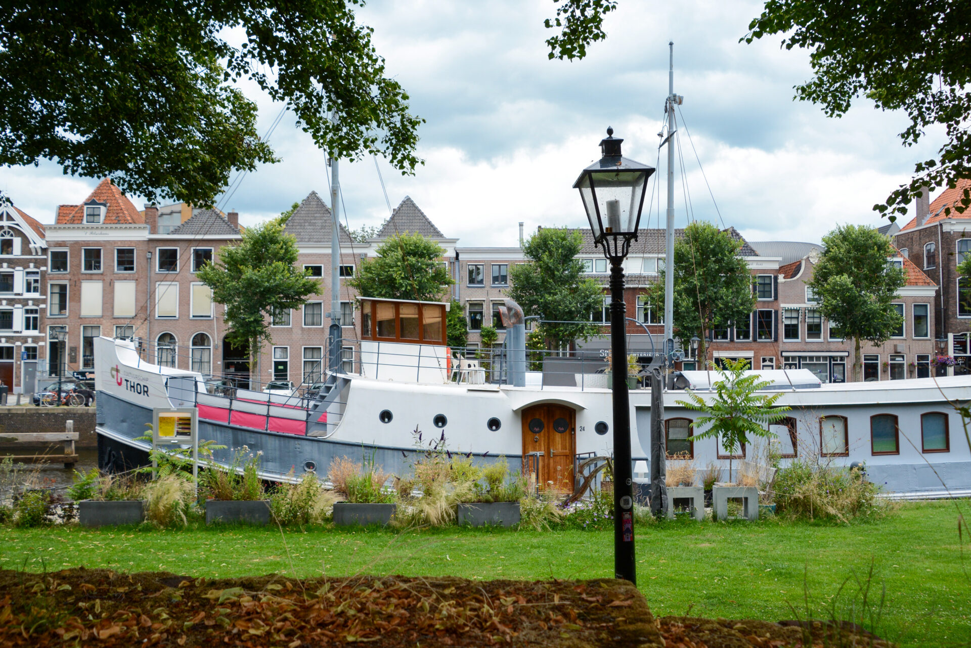 Wohnboot mit Gaslaterne an einer Wasserstraße in Zwolle