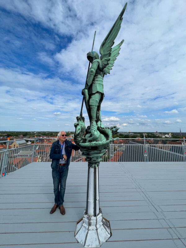 Guide Bert Dijkink auf dem Dach der Grote Kerk beim Hansejahr 2023 in Zwolle