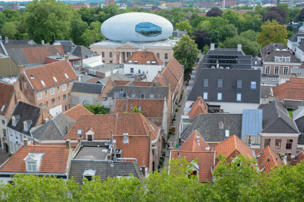 Blick von Dach der Grote Kerk auf das Museum De Fundatie in Zwolle