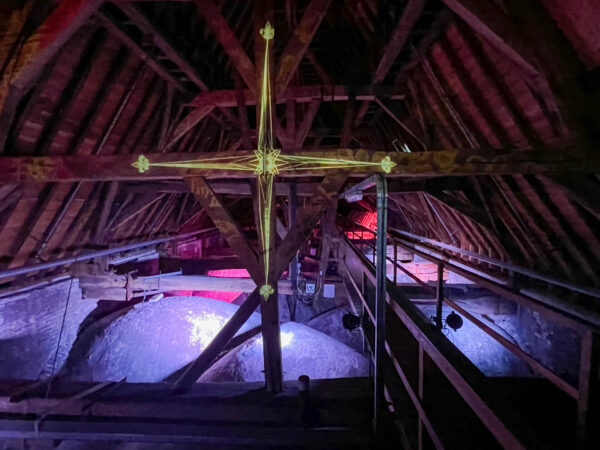 Lichtinstallation im Dachstuhl der Grote Kerk in Zwolle beim Hansejahr 2023
