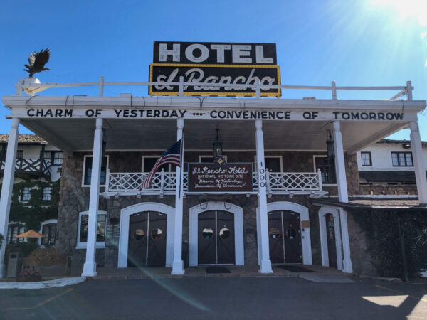 Fassade des historischen El Rancho Hotel an der Route 66 in New Mexico