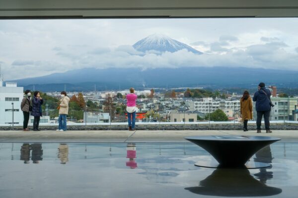 Touristen auf einer Aussichtsplattform mit Blick auf den Berg Fuji