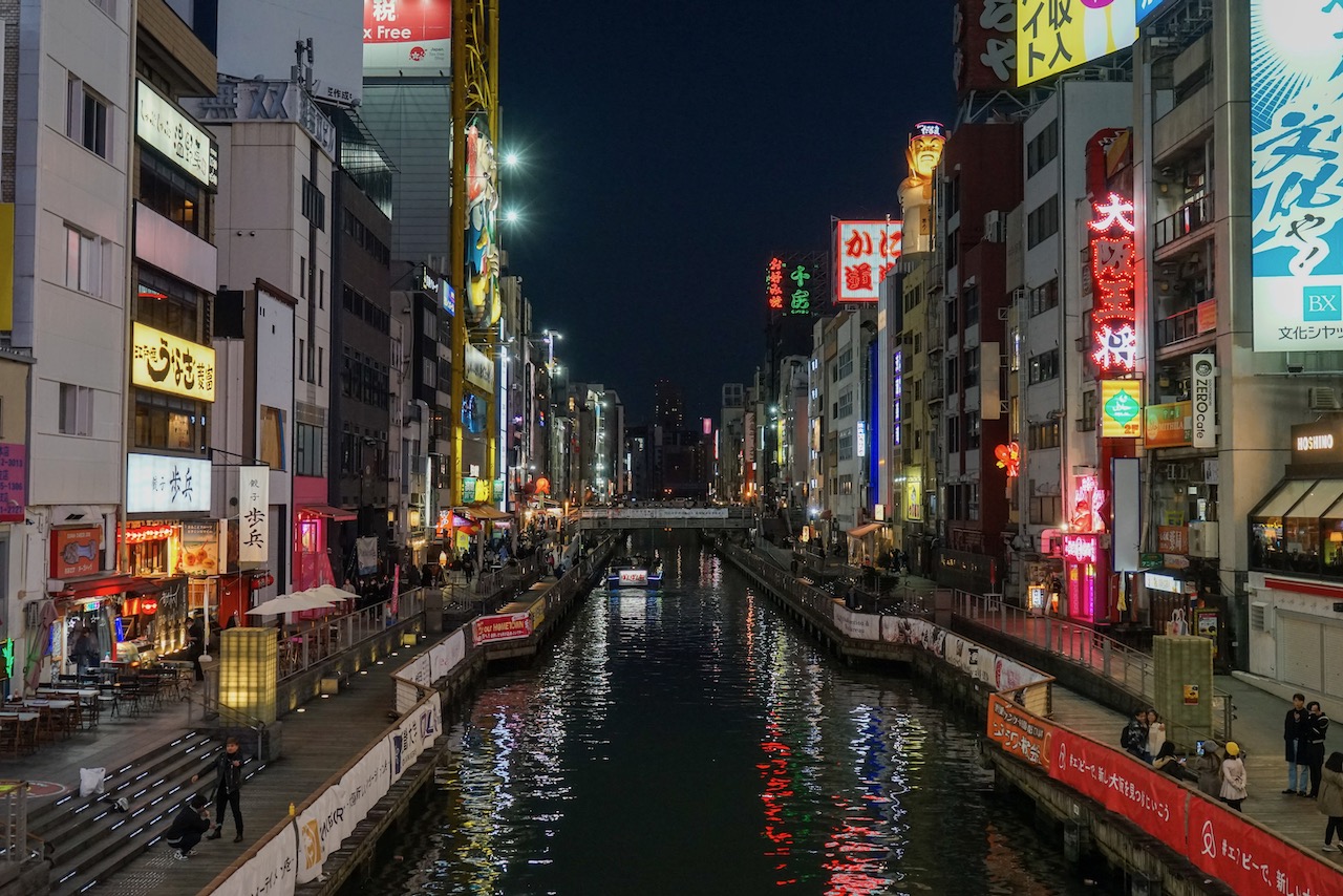 Kanal im Viertel Dotonbori in Osaka
