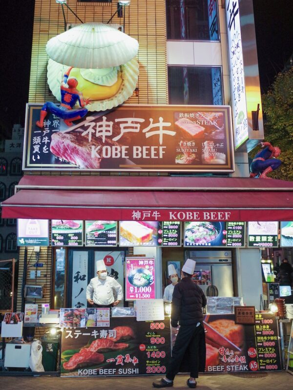 Spiderman klettert die Fassade eines Streetfood-Lokals in Osaka hoch