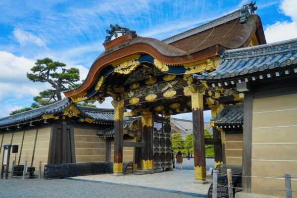 Eingangsportal zum Schloss Nijo-jo in Kioto