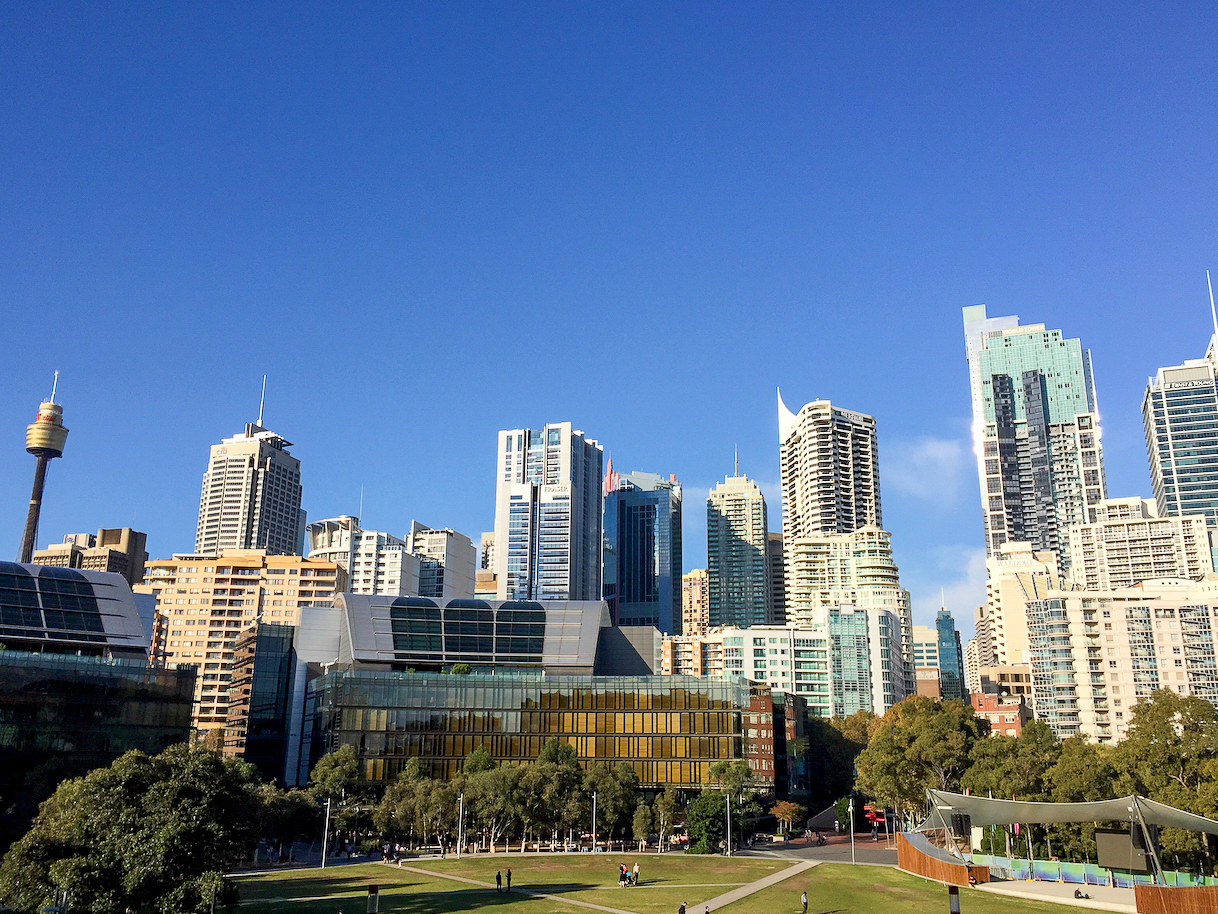 Skyline von Sydney mit Park und Fernsehturm