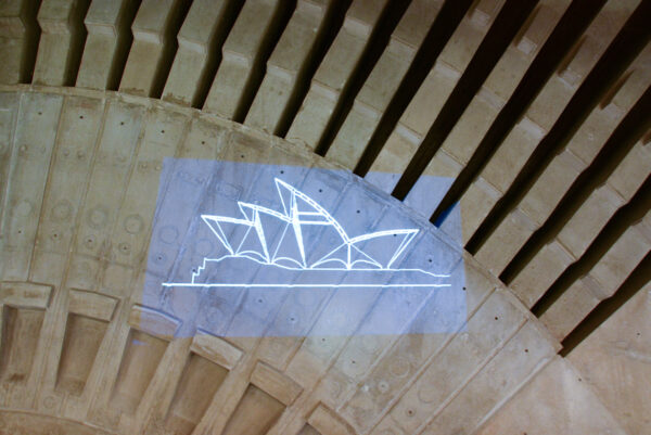 Silhouette des Sydney Opera House auf einer Betonwand