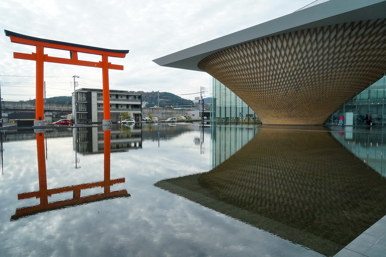 Das Mount Fuji Heritage Center spiegelt sich in einem Gewässer