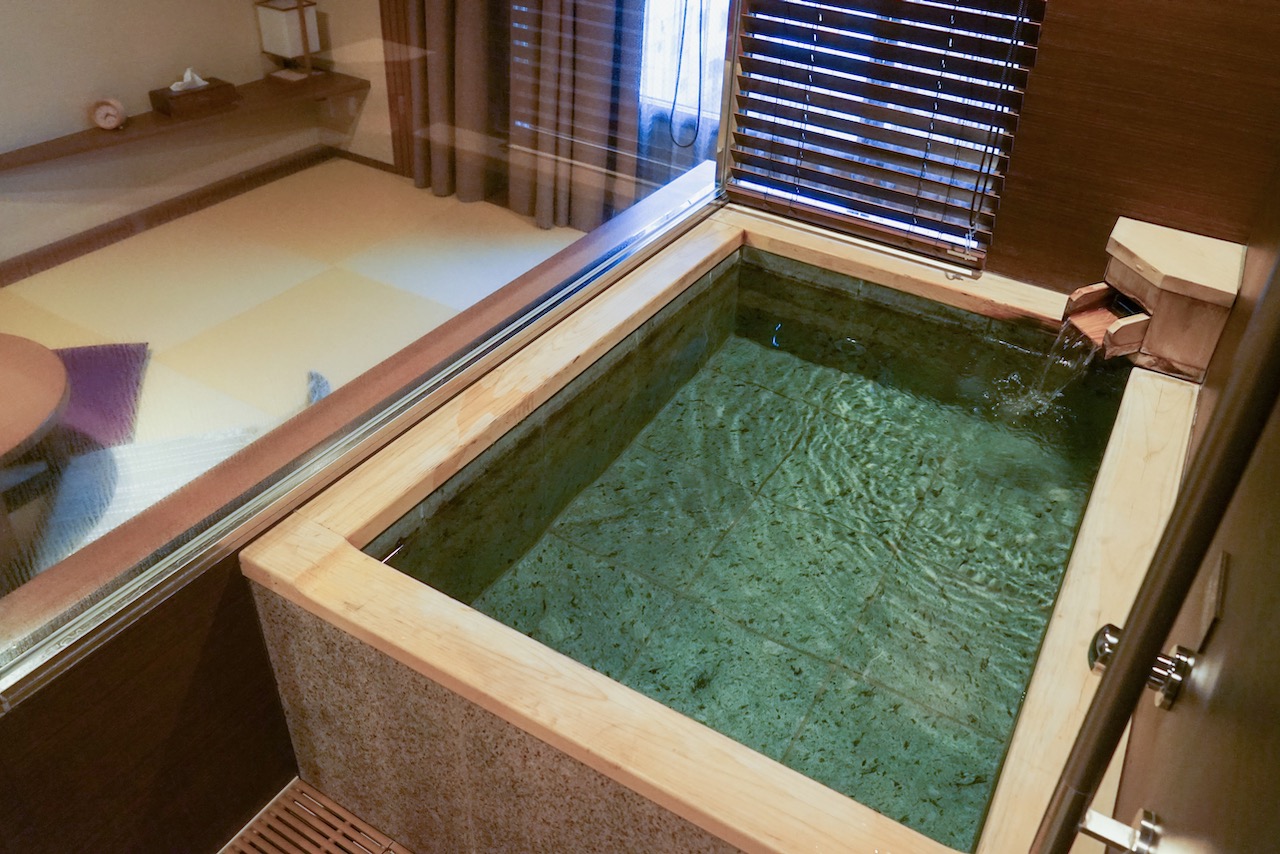 Privater Onsen im Hotel Ito in Japan