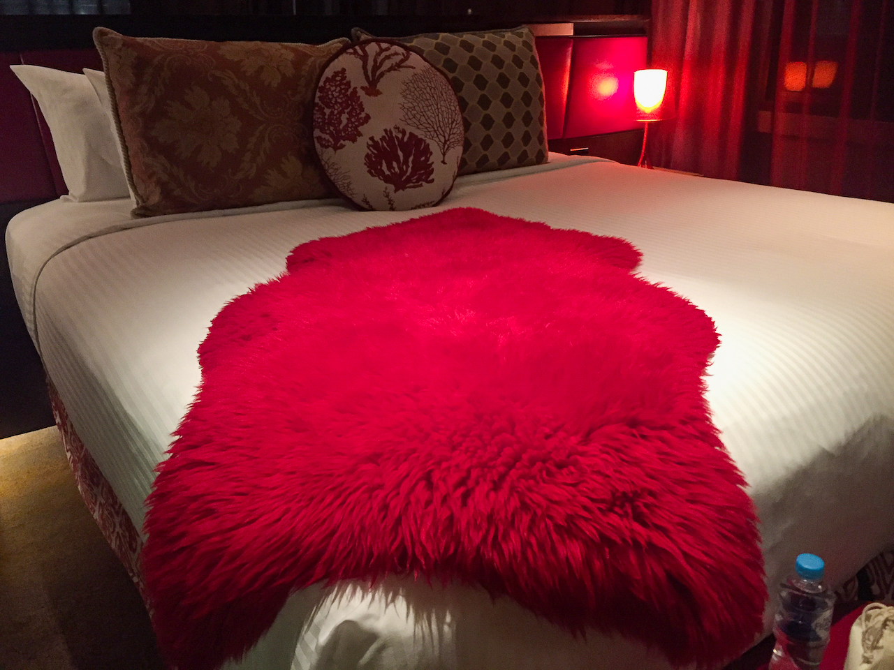 Bett mit Fell im QT Hotel in Sydney